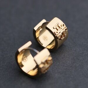 Tory Burch Britten huggie hoop Earrings